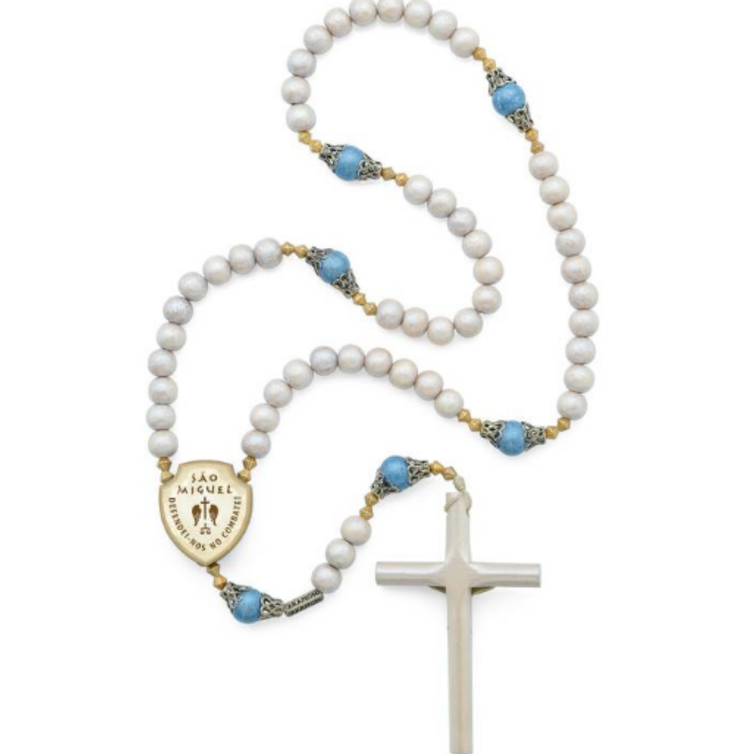 Terço de São Miguel em Madeira Pérola Prata 8 mm – Pai-Nosso Azul 10 mm com Folheto