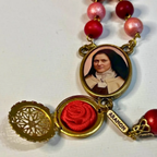 Terço de Rosas de Santa Teresinha – Pétalas Vermelhas 8 mm com Relicário