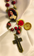 Terço de Rosas de Santa Teresinha – Pétalas Vermelhas 8 mm com Relicário