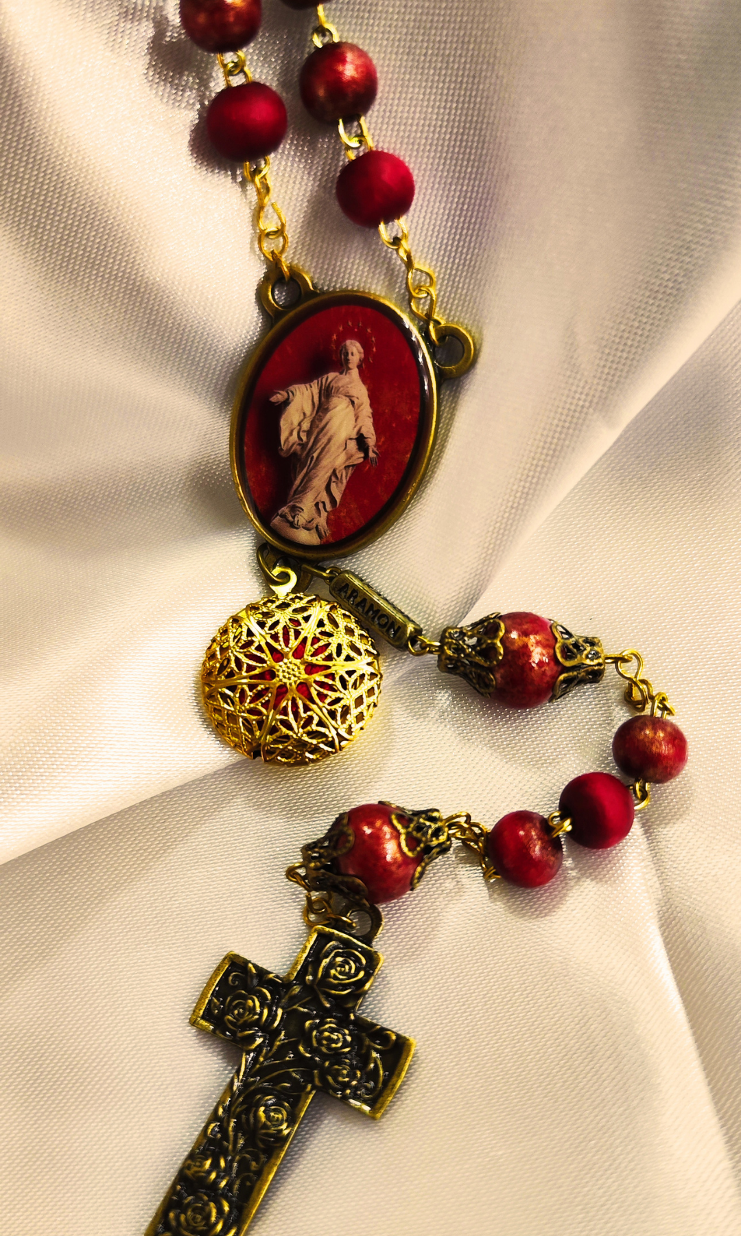 Terço de Rosas de Santa Teresinha – Pétalas Vermelhas 8 mm com Relicário