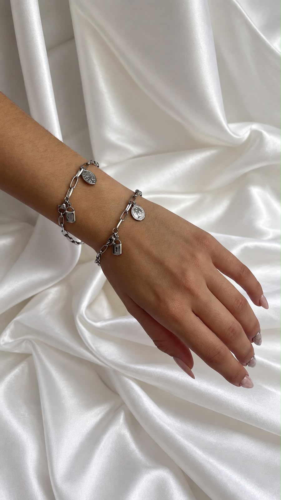 PULSEIRA CADEIA EM AÇO INOX - NOSSA SENHORA DAS GRAÇAS - MEDALHA E CADEADO PEQUENO