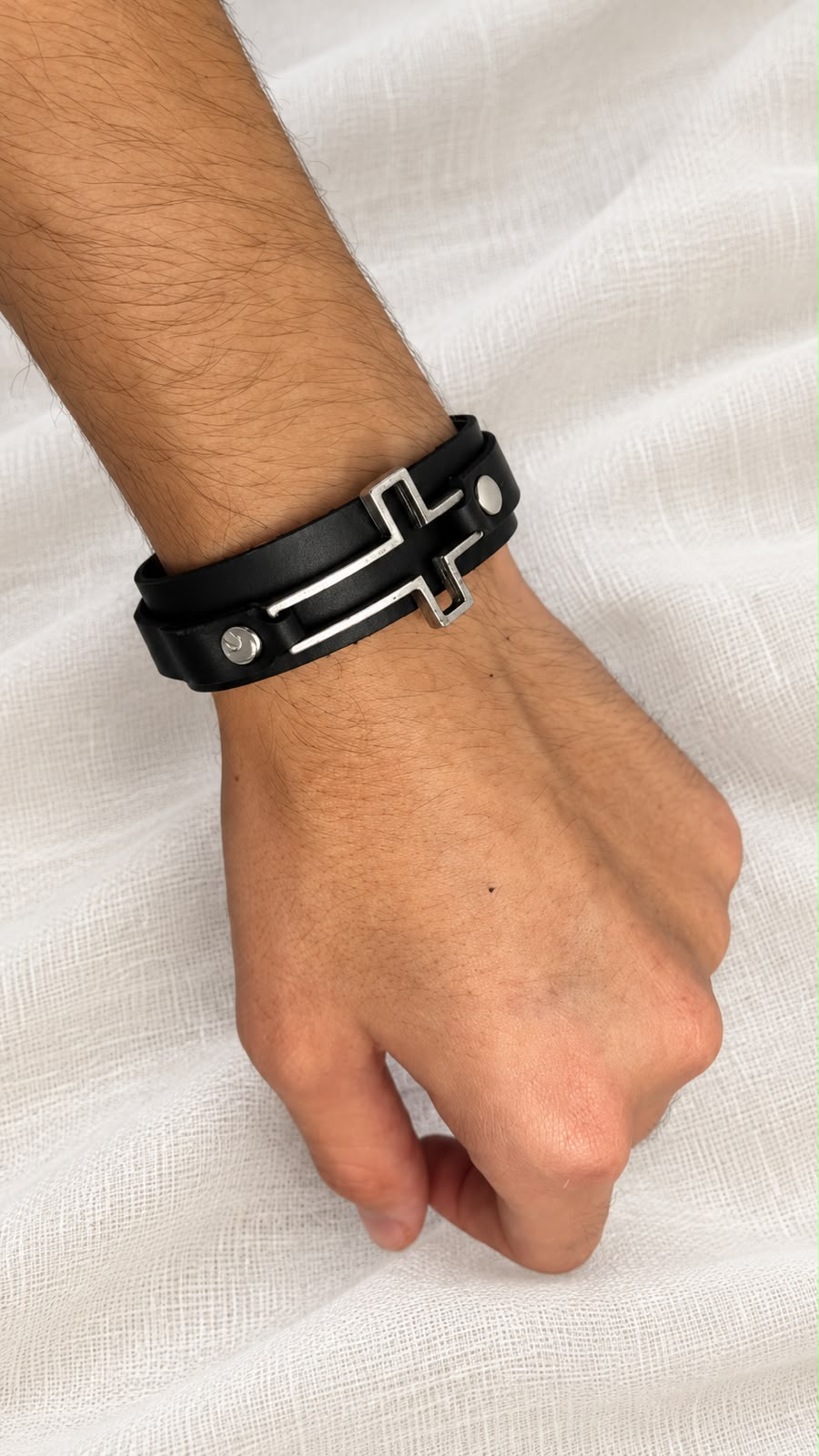 Pulseira de Couro Preta com Cruz Vazada