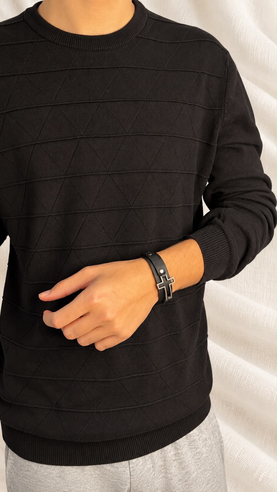 Pulseira de Couro Preta com Cruz Vazada