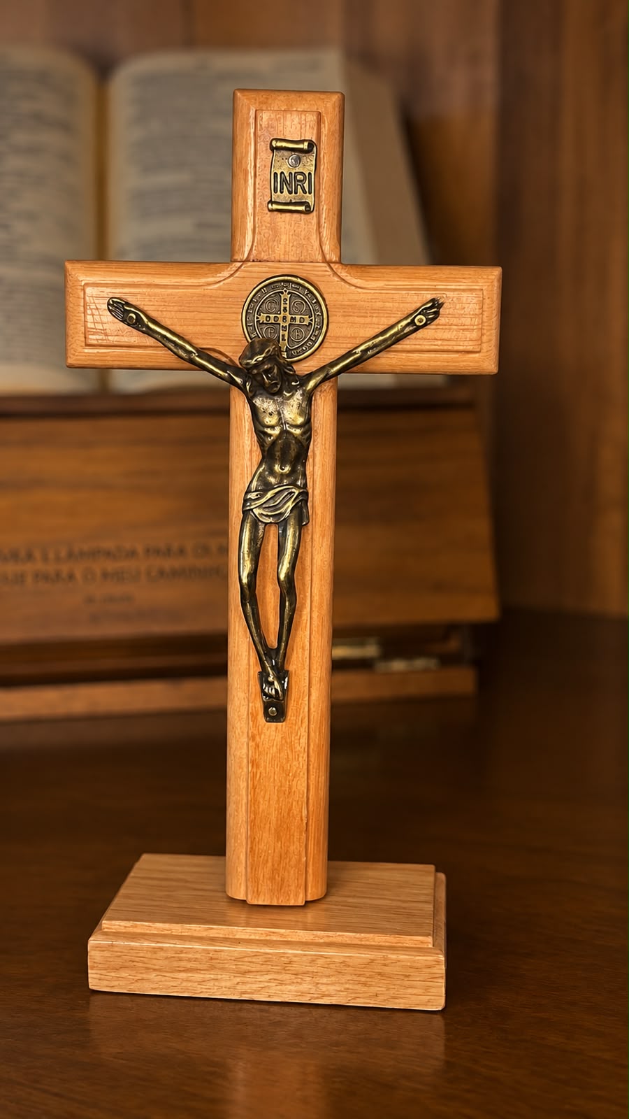 Cruz de Mesa em Madeira 17 cm – Ouro Velho com Medalha de São Bento