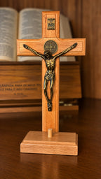 Cruz de Mesa em Madeira 17 cm – Ouro Velho com Medalha de São Bento